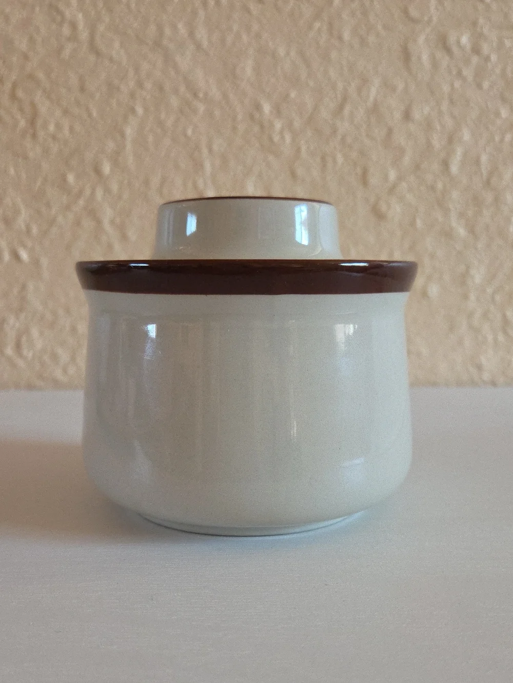 Vintage JI Stonecrest Lidded Sugar Bowl Sandpebbles Brown Trim Stoneware 70s